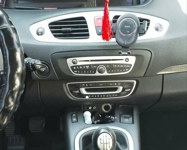 Рено Сценик 2010 в Владимирце на Automoto.ua Серый Рено Сценик, объемом двигателя 1.5 л и пробегом 256 тыс. км за 6000 $, фото 28 на Automoto.ua