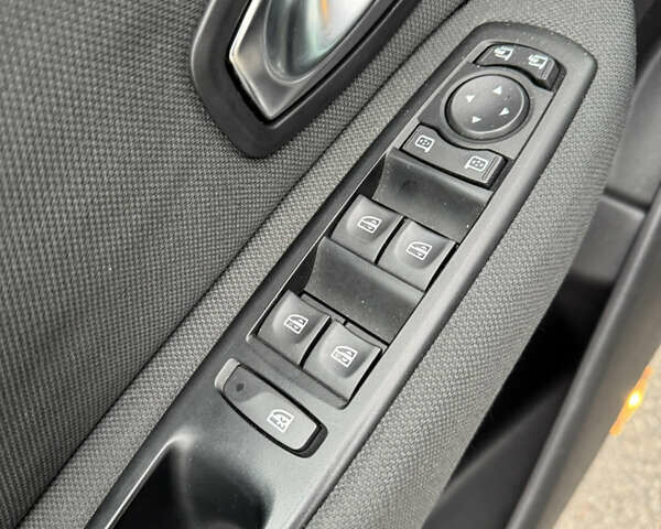 Серый Рено Сценик, объемом двигателя 1.6 л и пробегом 210 тыс. км за 7500 $, фото 22 на Automoto.ua