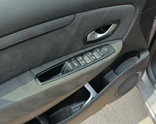 Рено Сценик 2010 в Житомире на Automoto.ua Серый Рено Сценик, объемом двигателя 1.5 л и пробегом 217 тыс. км за 7400 $, фото 5 на Automoto.ua