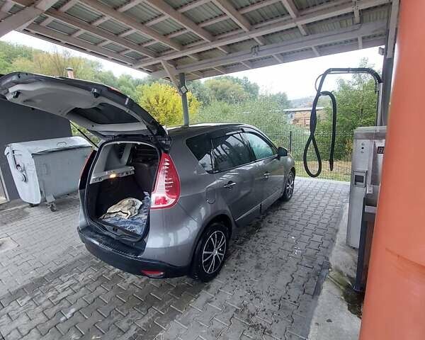 Сірий Рено Сценік, об'ємом двигуна 1.5 л та пробігом 330 тис. км за 5600 $, фото 2 на Automoto.ua