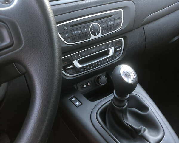 Рено Сценик 2010 в Луцке на Automoto.ua Серый Рено Сценик, объемом двигателя 0 л и пробегом 186 тыс. км за 6199 $, фото 19 на Automoto.ua