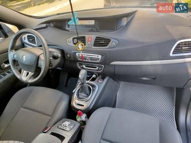 Рено Сценик 2010 в Киеве на Automoto.ua Серый Рено Сценик, объемом двигателя 1.5 л и пробегом 320 тыс. км за 7499 $, фото 4 на Automoto.ua