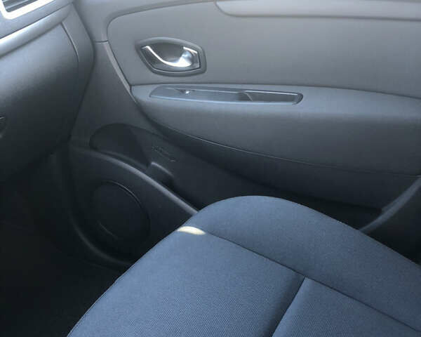 Серый Рено Сценик, объемом двигателя 1.4 л и пробегом 216 тыс. км за 5999 $, фото 18 на Automoto.ua