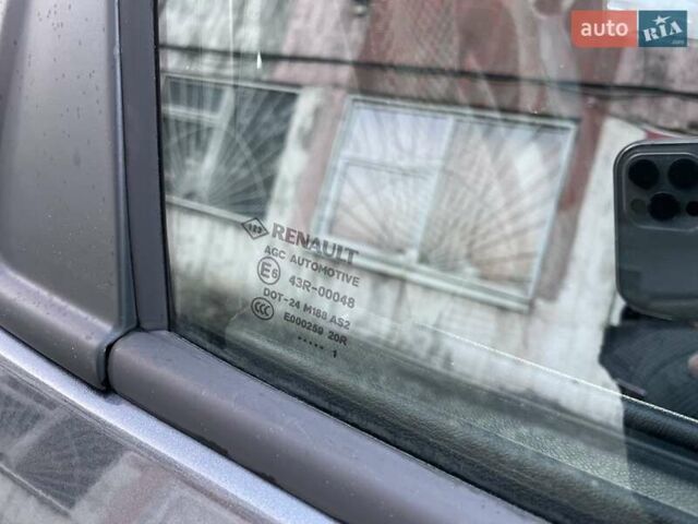 Серый Рено Сценик, объемом двигателя 1.6 л и пробегом 241 тыс. км за 7500 $, фото 54 на Automoto.ua