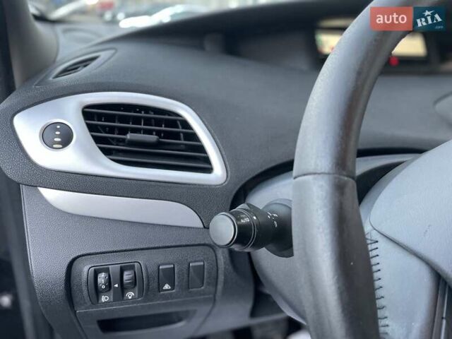 Серый Рено Сценик, объемом двигателя 1.6 л и пробегом 241 тыс. км за 7500 $, фото 21 на Automoto.ua