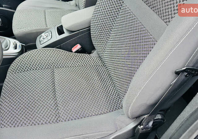 Серый Рено Сценик, объемом двигателя 1.5 л и пробегом 234 тыс. км за 7300 $, фото 9 на Automoto.ua