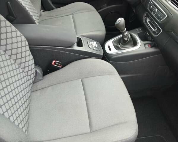 Серый Рено Сценик, объемом двигателя 1.6 л и пробегом 240 тыс. км за 7750 $, фото 6 на Automoto.ua