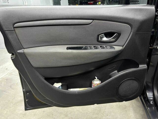 Серый Рено Сценик, объемом двигателя 1.5 л и пробегом 380 тыс. км за 6500 $, фото 6 на Automoto.ua