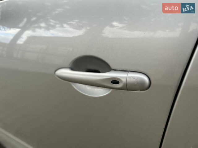 Рено Сценік 2011 у Львові на Automoto.ua Сірий Рено Сценік, об'ємом двигуна 1.6 л та пробігом 208 тис. км за 7250 $, фото 31 на Automoto.ua