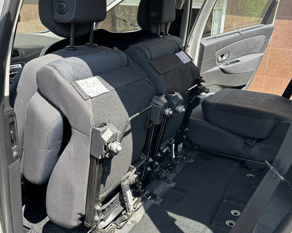 Серый Рено Сценик, объемом двигателя 1.6 л и пробегом 358 тыс. км за 6700 $, фото 25 на Automoto.ua