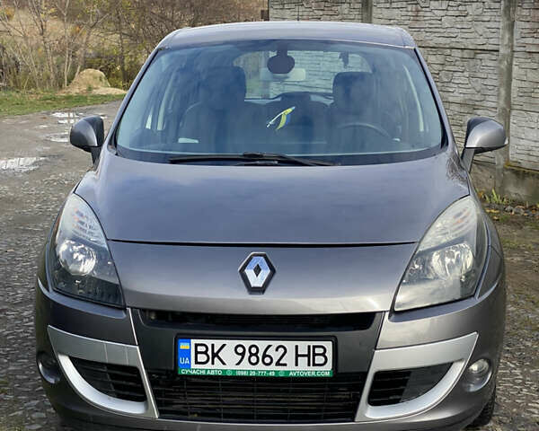 Рено Сценик 2011 в Ровно на Automoto.ua Серый Рено Сценик, объемом двигателя 1.5 л и пробегом 317 тыс. км за 6500 $, фото 1 на Automoto.ua