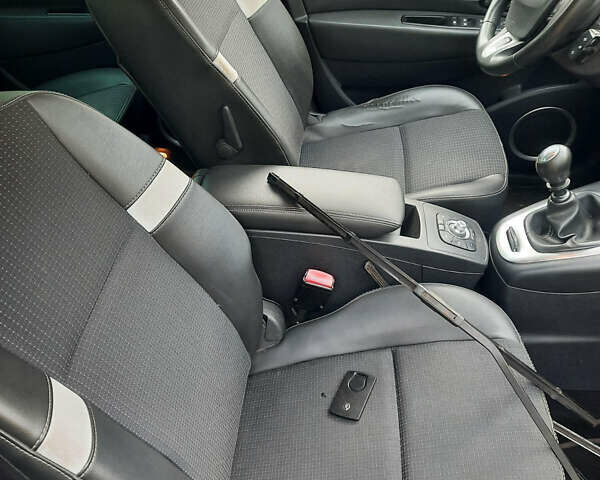 Рено Сценік 2011 у Луцьку на Automoto.ua Сірий Рено Сценік, об'ємом двигуна 1.6 л та пробігом 231 тис. км за 6300 $, фото 6 на Automoto.ua