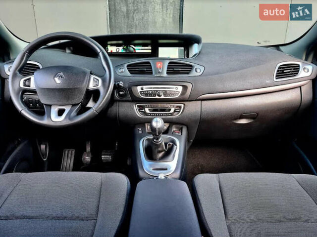 Серый Рено Сценик, объемом двигателя 1.6 л и пробегом 227 тыс. км за 8150 $, фото 2 на Automoto.ua