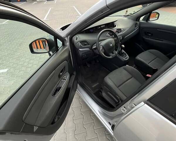 Серый Рено Сценик, объемом двигателя 1.46 л и пробегом 246 тыс. км за 7200 $, фото 25 на Automoto.ua