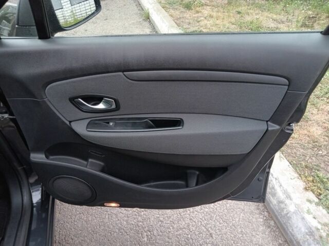 Серый Рено Сценик, объемом двигателя 1.6 л и пробегом 280 тыс. км за 7700 $, фото 2 на Automoto.ua