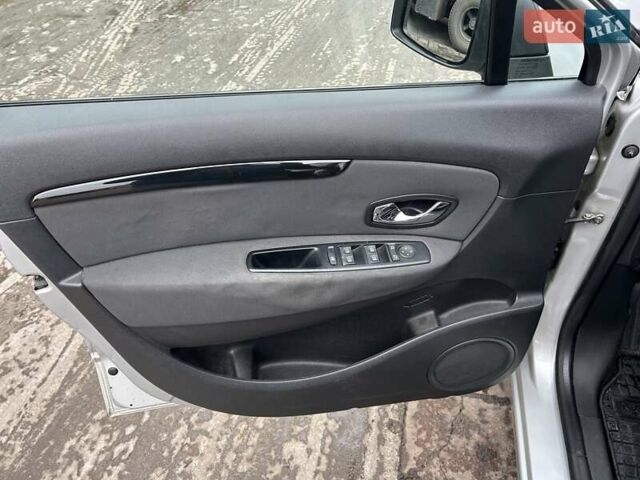 Сірий Рено Сценік, об'ємом двигуна 1.6 л та пробігом 254 тис. км за 8300 $, фото 17 на Automoto.ua