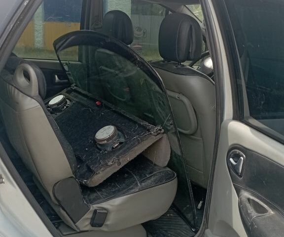 Серый Рено Сценик, объемом двигателя 2 л и пробегом 299 тыс. км за 1900 $, фото 5 на Automoto.ua