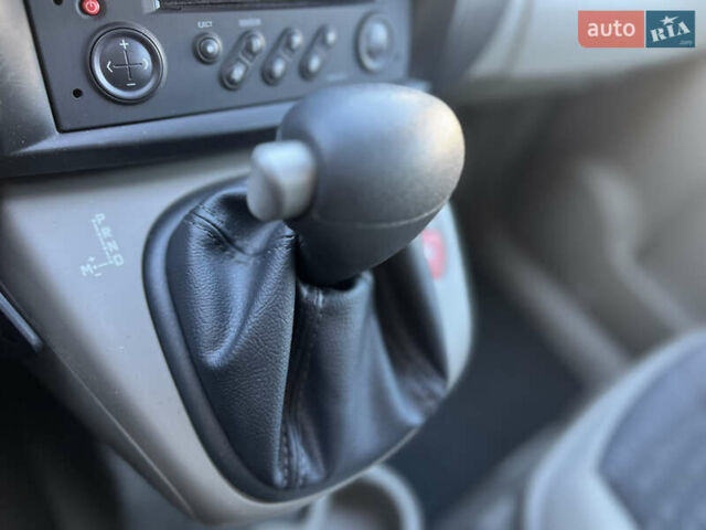 Синий Рено Сценик, объемом двигателя 1.6 л и пробегом 229 тыс. км за 5300 $, фото 6 на Automoto.ua