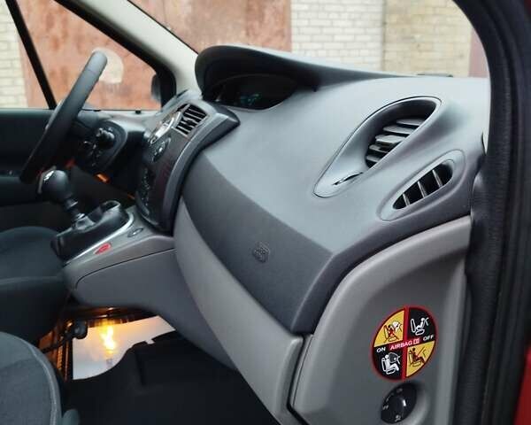 Помаранчевий Рено Сценік, об'ємом двигуна 2 л та пробігом 171 тис. км за 6250 $, фото 165 на Automoto.ua