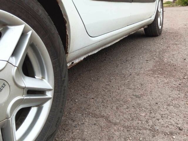 Рено Симбол (Талия) 2003 в Кривом Роге на Automoto.ua Белый Рено Симбол (Талия), объемом двигателя 1.4 л и пробегом 383 тыс. км за 2200 $, фото 7 на Automoto.ua