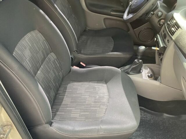 Бежевый Рено Симбол (Талия), объемом двигателя 1.4 л и пробегом 277 тыс. км за 4500 $, фото 5 на Automoto.ua