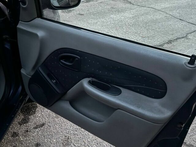 Синий Рено Симбол (Талия), объемом двигателя 1.4 л и пробегом 250 тыс. км за 1500 $, фото 5 на Automoto.ua