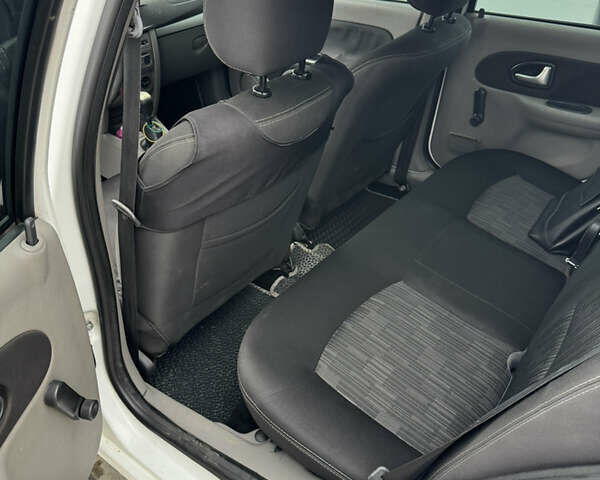 Білий Рено Сімбол, об'ємом двигуна 1.39 л та пробігом 238 тис. км за 3399 $, фото 6 на Automoto.ua