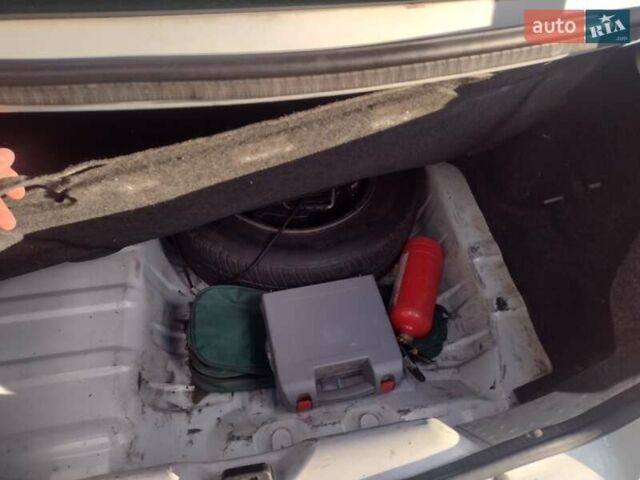 Рено Симбол 2010 в Виннице на Automoto.ua Белый Рено Симбол, объемом двигателя 1.39 л и пробегом 220 тыс. км за 3550 $, фото 9 на Automoto.ua