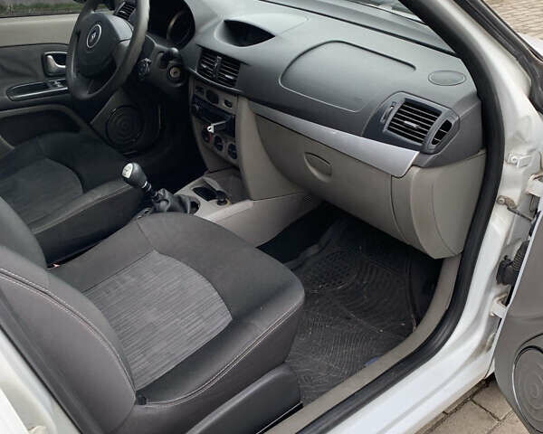 Белый Рено Симбол, объемом двигателя 1.4 л и пробегом 270 тыс. км за 4300 $, фото 7 на Automoto.ua