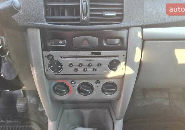 Білий Рено Сімбол, об'ємом двигуна 1.39 л та пробігом 175 тис. км за 4200 $, фото 13 на Automoto.ua