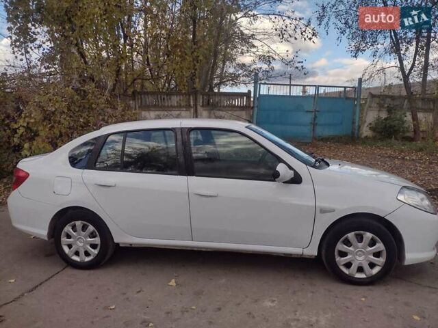 Рено Симбол 2010 в Виннице на Automoto.ua Белый Рено Симбол, объемом двигателя 1.39 л и пробегом 220 тыс. км за 3550 $, фото 2 на Automoto.ua