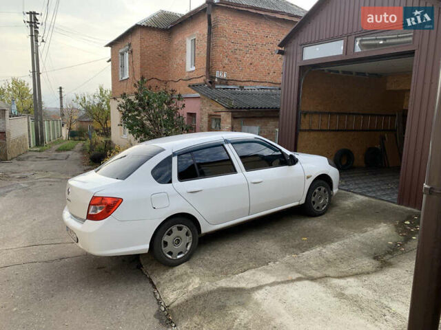 Белый Рено Симбол, объемом двигателя 1.4 л и пробегом 270 тыс. км за 4300 $, фото 1 на Automoto.ua