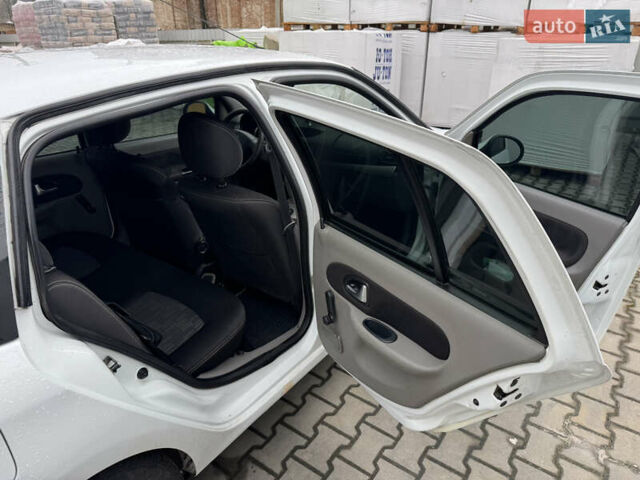 Білий Рено Сімбол, об'ємом двигуна 1.39 л та пробігом 238 тис. км за 3399 $, фото 9 на Automoto.ua