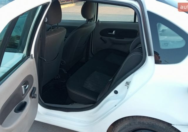 Белый Рено Симбол, объемом двигателя 1.39 л и пробегом 143 тыс. км за 3000 $, фото 9 на Automoto.ua
