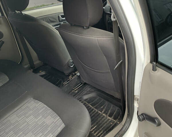 Белый Рено Симбол, объемом двигателя 1.4 л и пробегом 270 тыс. км за 4300 $, фото 8 на Automoto.ua