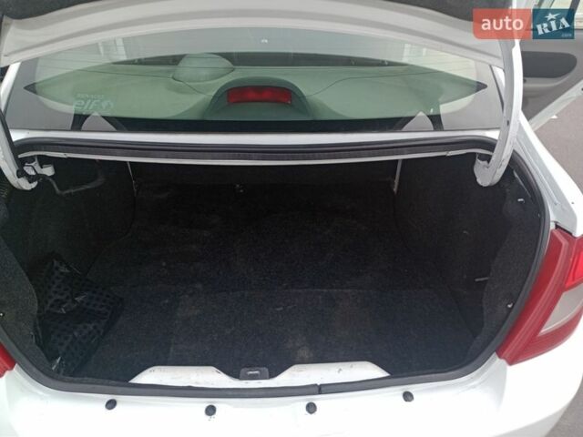 Белый Рено Симбол, объемом двигателя 1.39 л и пробегом 222 тыс. км за 4000 $, фото 8 на Automoto.ua