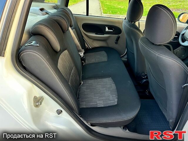 Белый Рено Симбол, объемом двигателя 1.4 л и пробегом 140 тыс. км за 3800 $, фото 8 на Automoto.ua