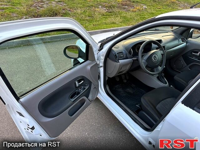 Белый Рено Симбол, объемом двигателя 1.4 л и пробегом 140 тыс. км за 3800 $, фото 4 на Automoto.ua