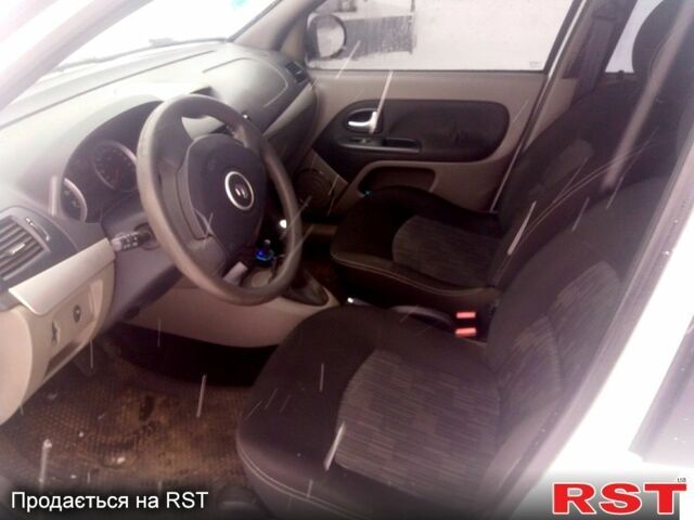 Белый Рено Симбол, объемом двигателя 1.4 л и пробегом 103 тыс. км за 3650 $, фото 4 на Automoto.ua