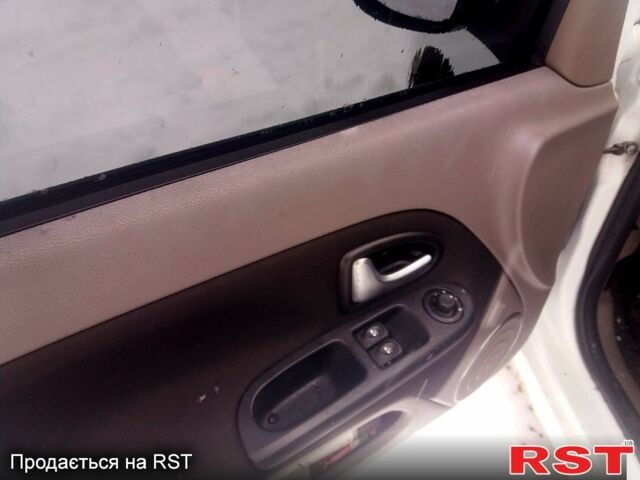 Белый Рено Симбол, объемом двигателя 1.4 л и пробегом 103 тыс. км за 3650 $, фото 5 на Automoto.ua