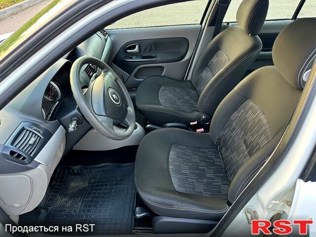 Белый Рено Симбол, объемом двигателя 1.4 л и пробегом 140 тыс. км за 3800 $, фото 5 на Automoto.ua