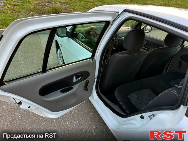 Белый Рено Симбол, объемом двигателя 1.4 л и пробегом 140 тыс. км за 3800 $, фото 6 на Automoto.ua