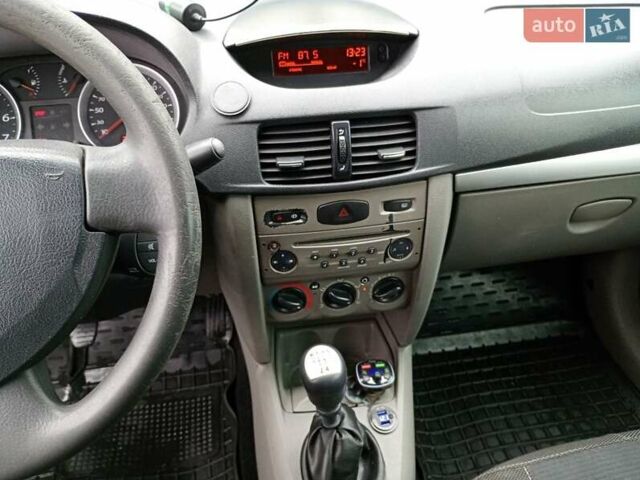 Белый Рено Симбол, объемом двигателя 1.39 л и пробегом 241 тыс. км за 5200 $, фото 14 на Automoto.ua