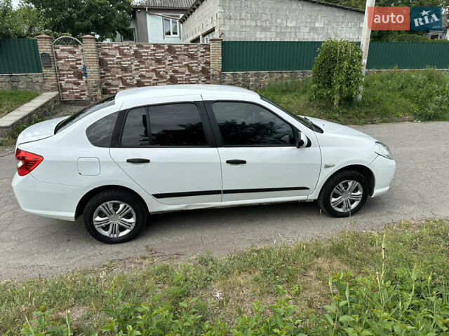 Белый Рено Симбол, объемом двигателя 1.2 л и пробегом 175 тыс. км за 4100 $, фото 4 на Automoto.ua