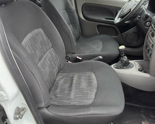 Белый Рено Симбол, объемом двигателя 1.39 л и пробегом 268 тыс. км за 3350 $, фото 13 на Automoto.ua