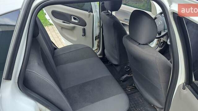 Білий Рено Сімбол, об'ємом двигуна 1.39 л та пробігом 160 тис. км за 4900 $, фото 4 на Automoto.ua