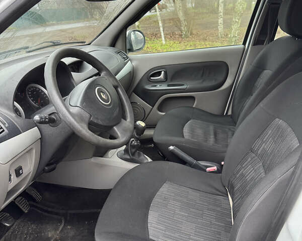 Белый Рено Симбол, объемом двигателя 1.39 л и пробегом 268 тыс. км за 3350 $, фото 9 на Automoto.ua