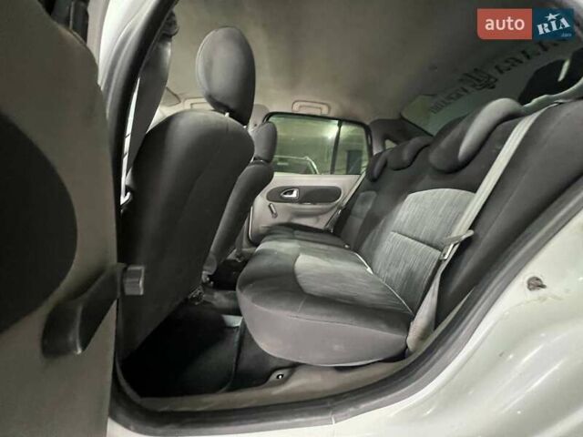 Белый Рено Симбол, объемом двигателя 1.6 л и пробегом 332 тыс. км за 3999 $, фото 20 на Automoto.ua