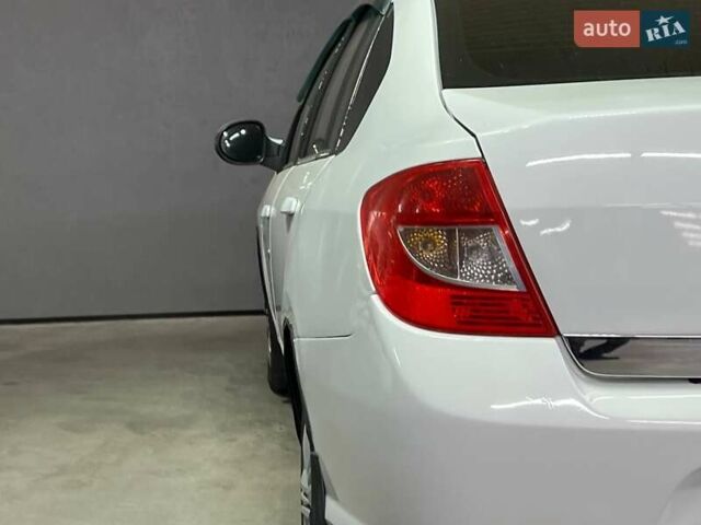 Белый Рено Симбол, объемом двигателя 1.6 л и пробегом 332 тыс. км за 3999 $, фото 5 на Automoto.ua