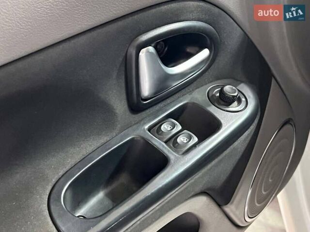 Белый Рено Симбол, объемом двигателя 1.6 л и пробегом 332 тыс. км за 3999 $, фото 11 на Automoto.ua